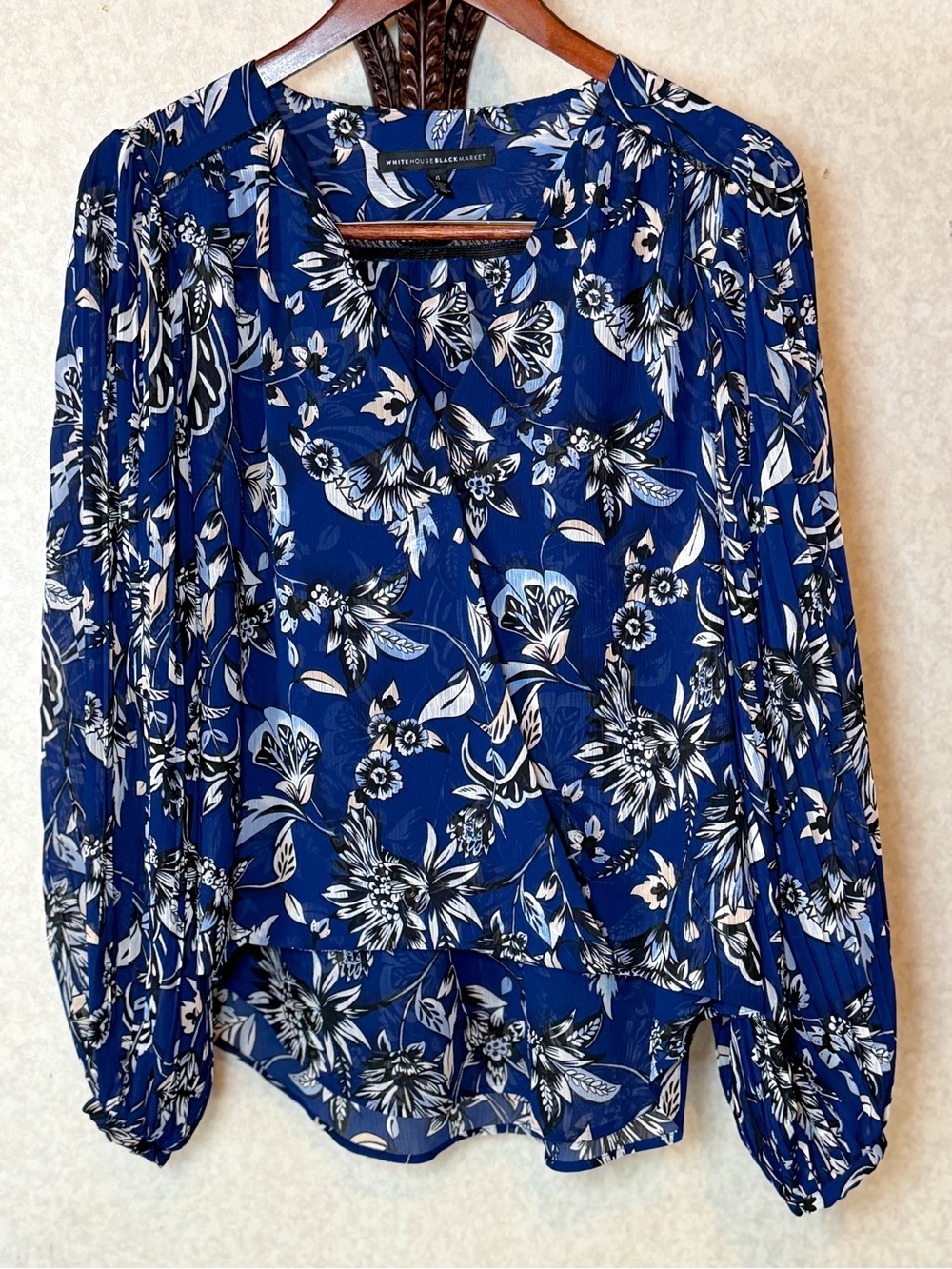 White House Black Market Navy Floral V-Neck Long-Sleeve Blouse Office Chic EUC 6 - Picture 2 of 7